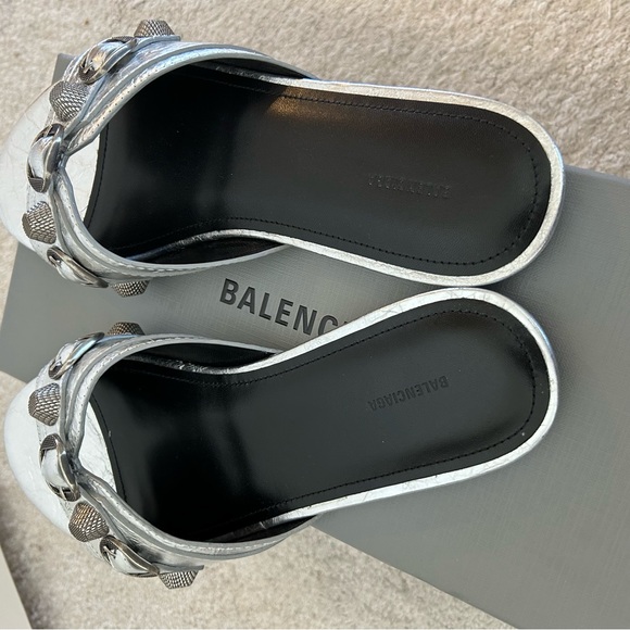 Balenciaga La Cagole Silver Flats - Picture 5 of 9